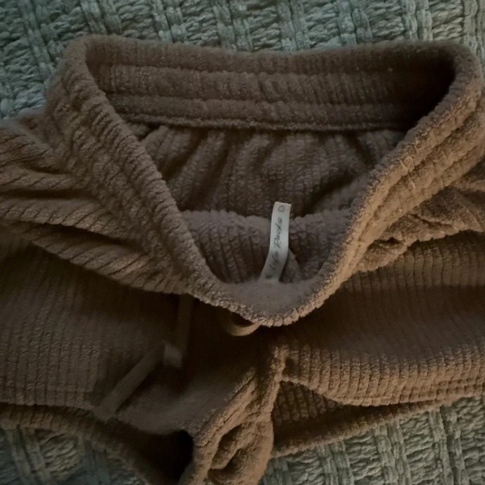 [M] Women's Brown Knit Athletic Shorts - Picture 2 of 4
